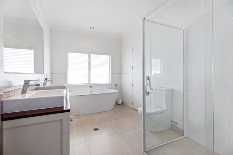 Photo of property in 22 Estuary View Road, Welcome Bay, Tauranga, 3112