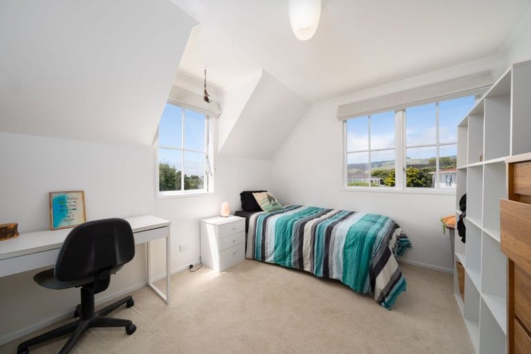 Photo of property in 2 Newnham Court, Tawa, Wellington, 5028