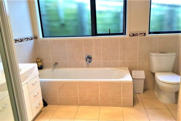 Photo of property in 100 George Deane Place, Greenhithe, Auckland, 0632