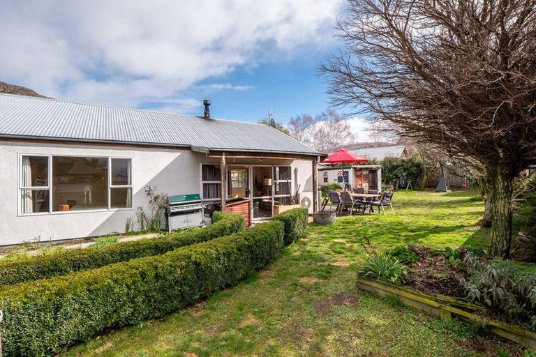 Photo of property in 35-35a Remarkables Crescent, Frankton, Queenstown, 9300