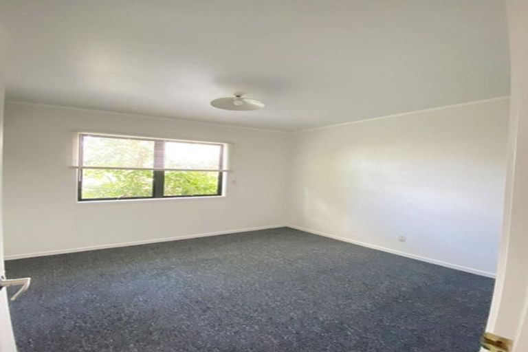 Photo of property in 28 Barker Rise, Northcross, Auckland, 0632