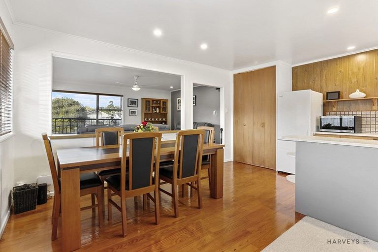 Photo of property in 42 Castleford Street, Green Bay, Auckland, 0604