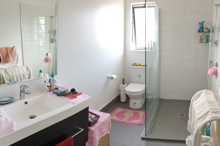 Photo of property in 28 Kilmacrennan Drive, Rosehill, Papakura, 2113