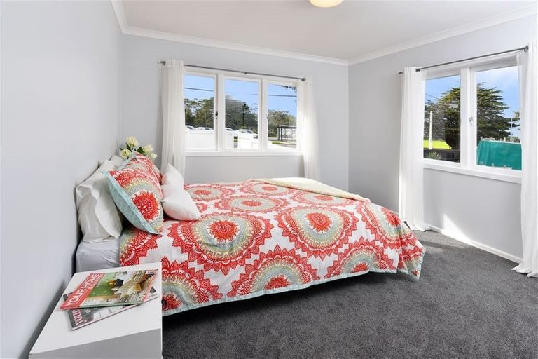 Photo of property in 2/284 East Coast Road, Forrest Hill, Auckland, 0620