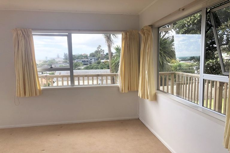 Photo of property in 18 Halldene Terrace, Red Beach, 0932