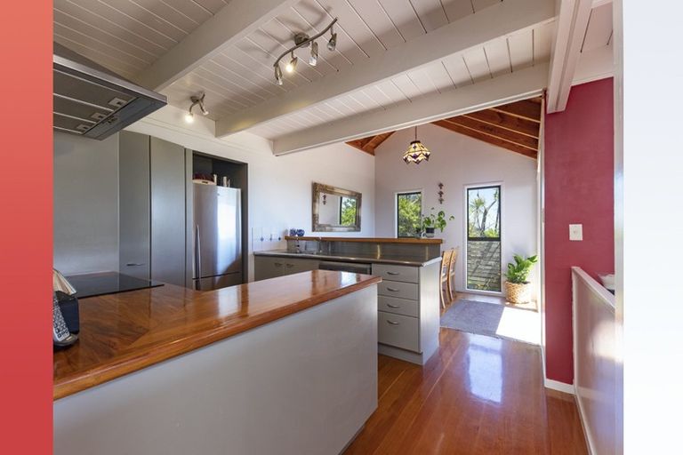 Photo of property in 46 Rayner Road, Piha, New Lynn, 0772