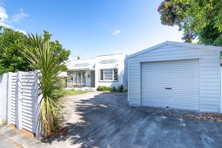 Photo of property in 10 Pahiatua Street, Hokowhitu, Palmerston North, 4410