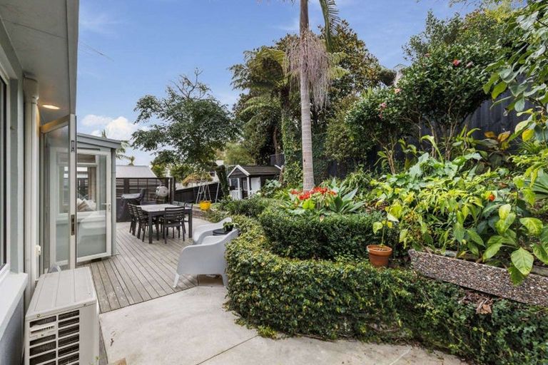 Photo of property in 2/19 Kenmure Avenue, Forrest Hill, Auckland, 0620