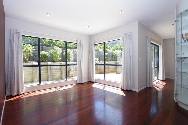 Photo of property in 26 Catlins Place, Fairview Heights, Auckland, 0632
