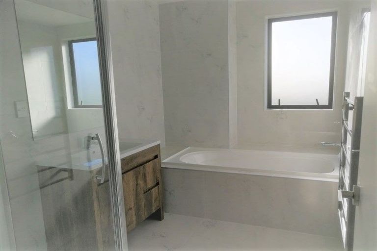 Photo of property in 14 Seafarer Crescent, Stanmore Bay, Whangaparaoa, 0932