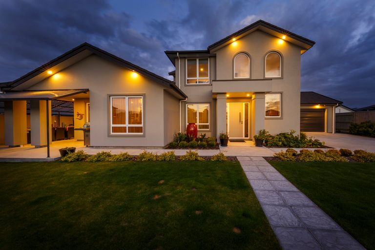 Photo of property in 124 Johnstone Drive, Fitzherbert, Palmerston North, 4410