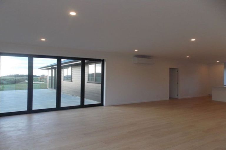 Photo of property in 18 Sardinia Grove, Fitzherbert, Palmerston North, 4410