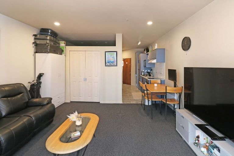 Photo of property in Atrium Towers, 2e/154 The Terrace, Wellington Central, Wellington, 6011