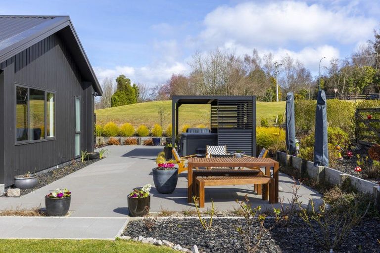 Photo of property in 2 Nga Tui Lane, Acacia Bay, Taupo, 3385