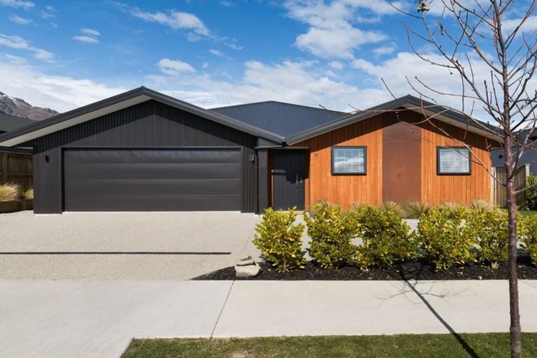 Photo of property in 15 Leicester Street, Jacks Point, 9371