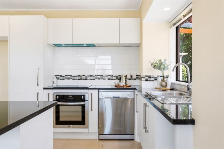 Photo of property in 2/16 Matisse Drive, West Harbour, Auckland, 0618