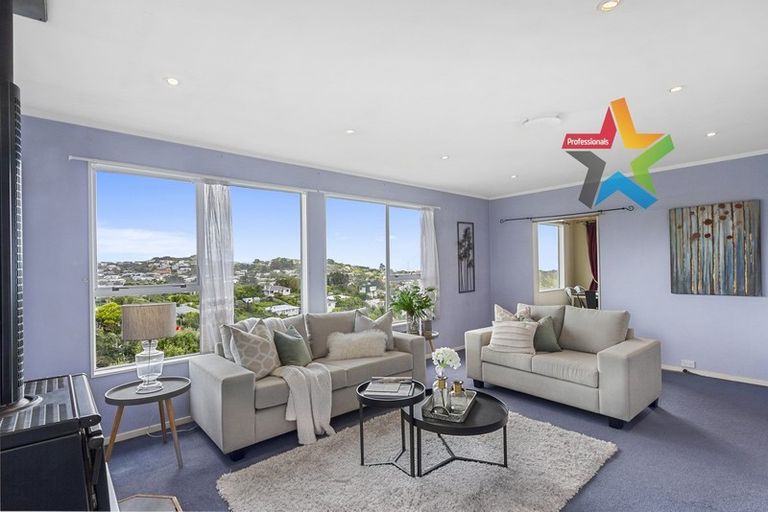 Photo of property in 18 Salford Street, Newlands, Wellington, 6037