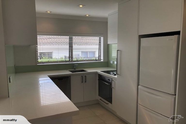 Photo of property in 6a Ursula Place, Half Moon Bay, Auckland, 2012