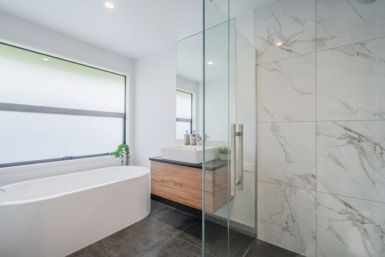 Photo of property in 10 Topping Place, Whitianga, 3510