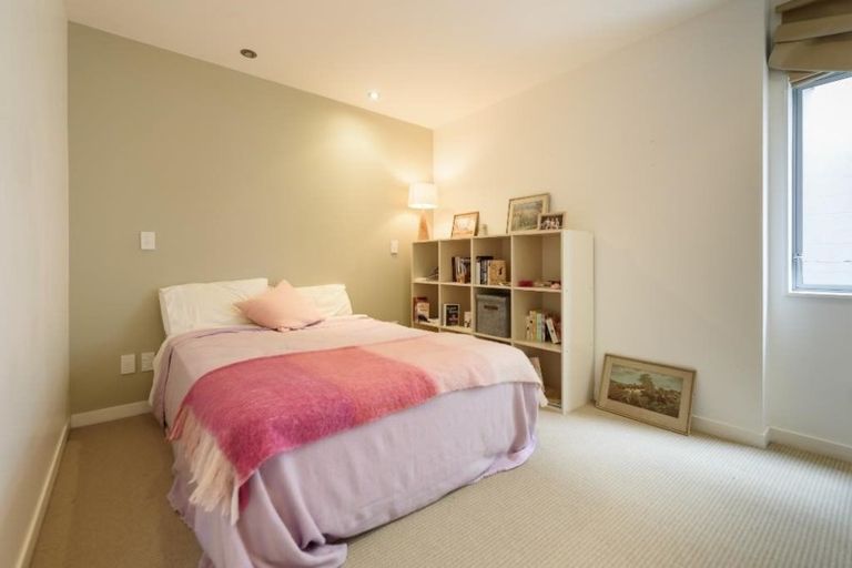 Photo of property in 30 Tiketike Way, Brooklyn, Wellington, 6021