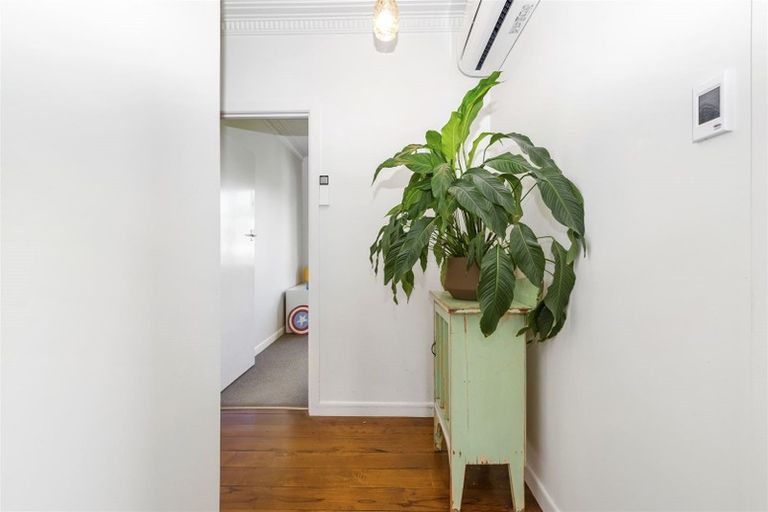 Photo of property in 1/2 Yeovil Road, Te Atatu Peninsula, Auckland, 0610