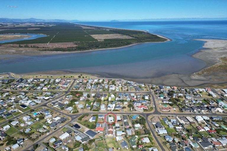 Photo of property in 27 Roore Street, Foxton Beach, Foxton, 4815