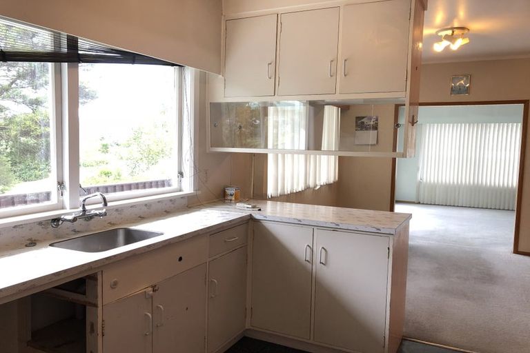 Photo of property in 38 Beaubank Road, Kelston, Auckland, 0602