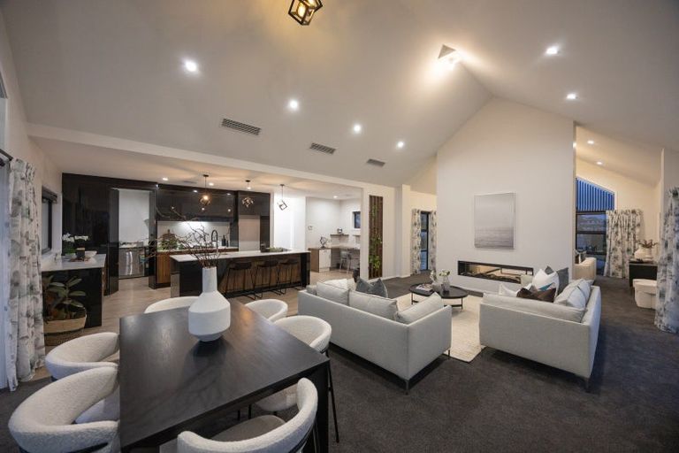 Photo of property in 44 Vaucluse Heights, Fitzherbert, Palmerston North, 4410