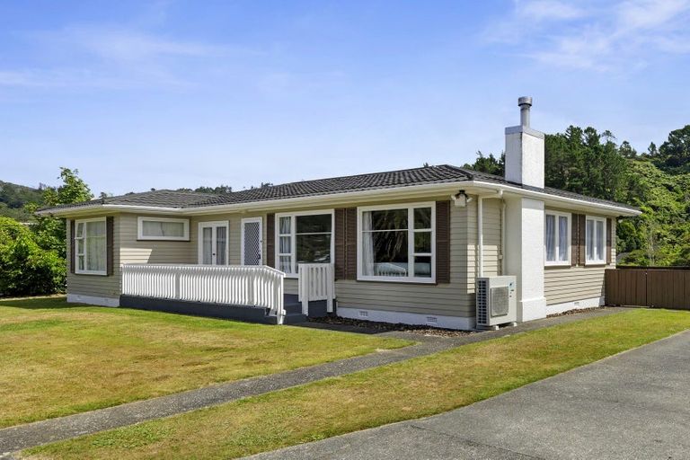 Photo of property in 60 Bird Grove, Stokes Valley, Lower Hutt, 5019