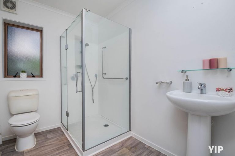 Photo of property in 37 Dress Circle, Newlands, Wellington, 6037