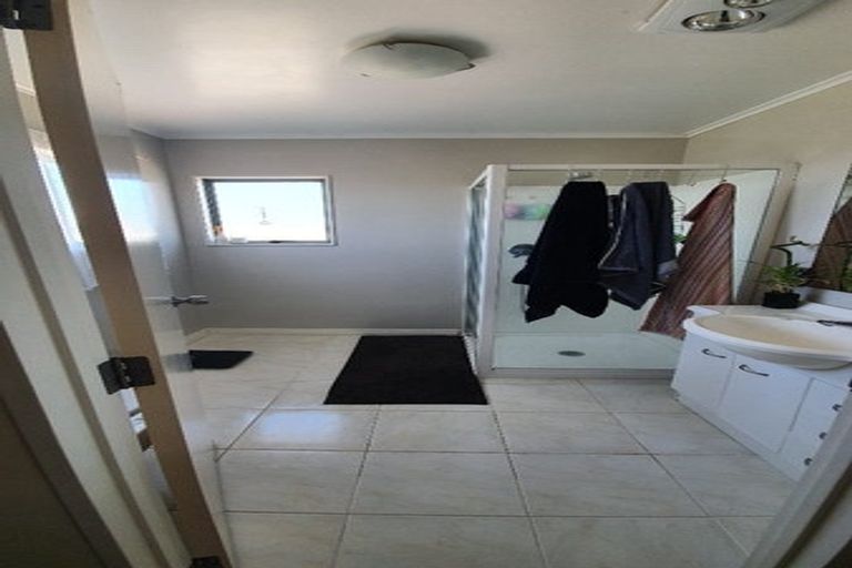 Photo of property in 2/227 Sunset Road, Sunnynook, Auckland, 0632