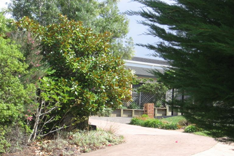 Photo of property in 11 Te Hoe Grove, Pinehill, Auckland, 0632