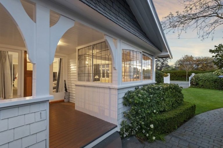 Photo of property in 33 Saint Andrews Square, Strowan, Christchurch, 8052