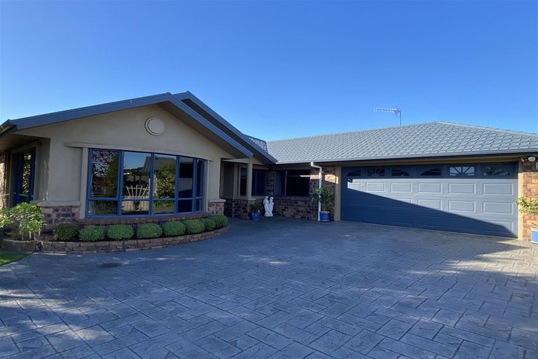 Photo of property in 2 Sunset Drive, Pukekohe, 2120