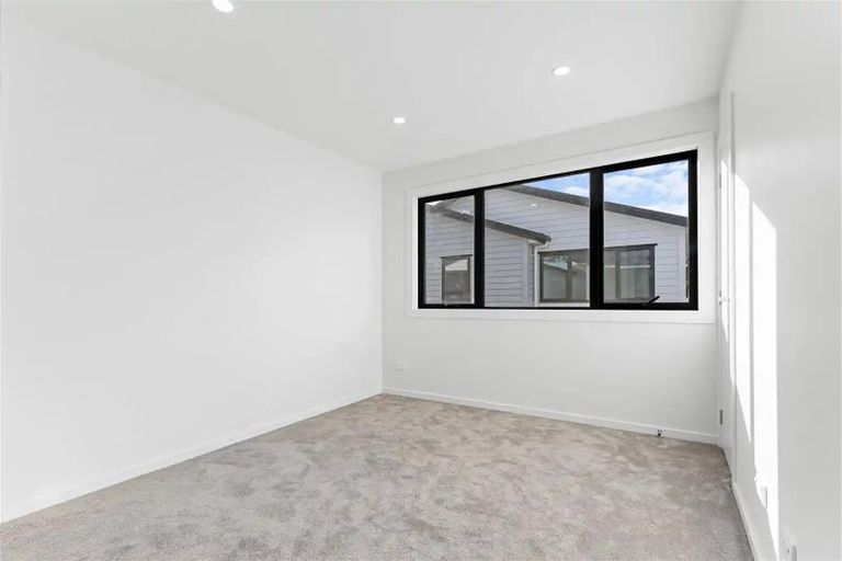 Photo of property in 8/25 Swanson Road, Henderson, Auckland, 0610