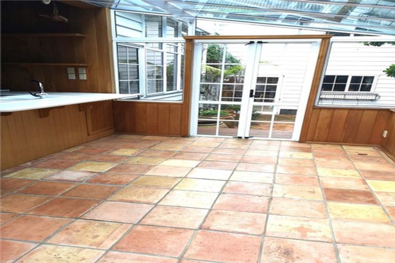 Photo of property in 5 Queen Street, Northcote Point, Auckland, 0627