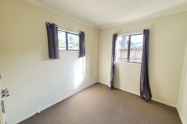 Photo of property in 33 Claverdon Drive, Massey, Auckland, 0614