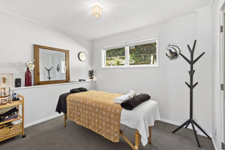 Photo of property in 15 Somerville Terrace, Tawa, Wellington, 5028