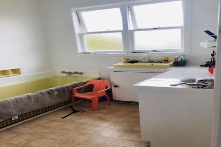 Photo of property in 22 Kingdale Road, Henderson, Auckland, 0610