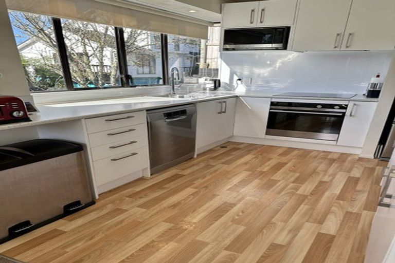 Photo of property in 2/16 Waratah Street, Birkenhead, Auckland, 0626