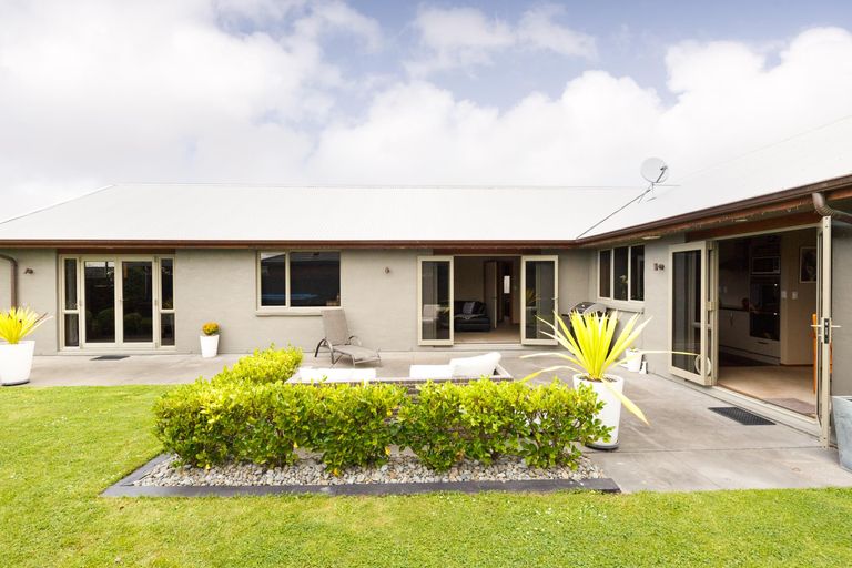 Photo of property in 44 Roberts Line, Kelvin Grove, Palmerston North, 4414