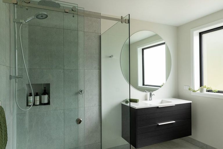 Photo of property in 18 Lookout Drive, Mount Creighton, Queenstown, 9371