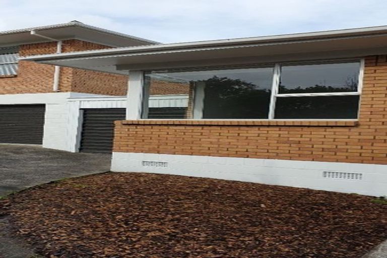 Photo of property in 2/8 Tobruk Crescent, Milford, Auckland, 0620