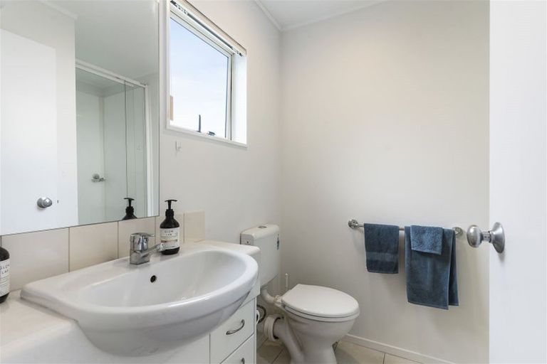 Photo of property in 2c/20 Ian Marwick Place, Birkenhead, Auckland, 0626