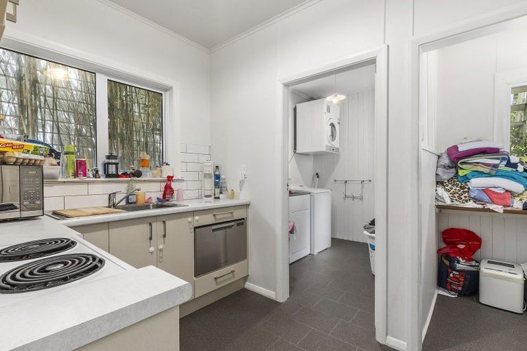 Photo of property in 168 Sutherland Road, Lyall Bay, Wellington, 6022