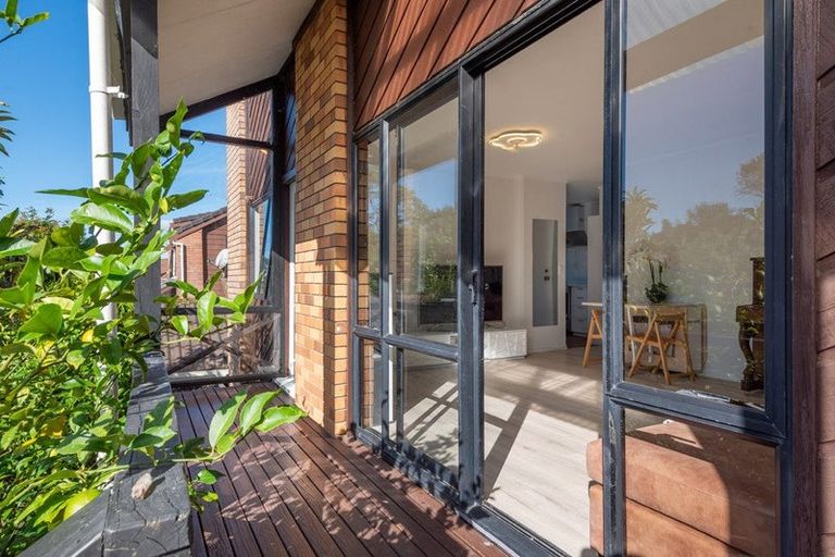 Photo of property in 1/14 Helicon Place, Totara Vale, Auckland, 0629