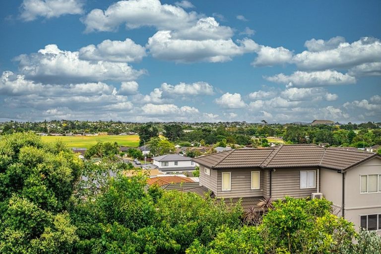 Photo of property in 28 Lewisham Street, Highland Park, Auckland, 2010