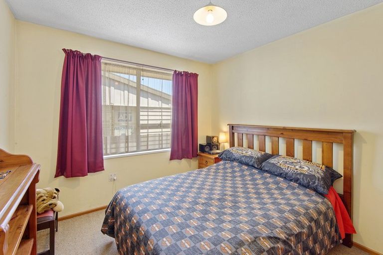 Photo of property in 18 La Perouse Place, Northcote, Christchurch, 8052