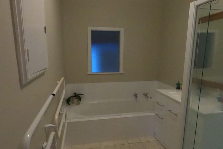 Photo of property in 2/26 Dallinghoe Crescent, Milford, Auckland, 0620