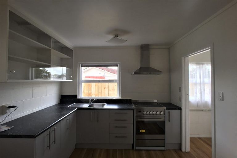 Photo of property in 2/4 Regal Place, Forrest Hill, Auckland, 0620